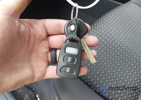 2011 Hyundai Elantra Touring Gls z USA, uszkodzony, nr VIN KMHDB8AE1BU087211